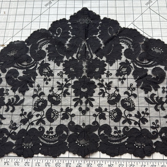 Vintage Black Lace Mantilla Veil – Spanish Style Floral Triangular Shawl - Picture 14 of 16